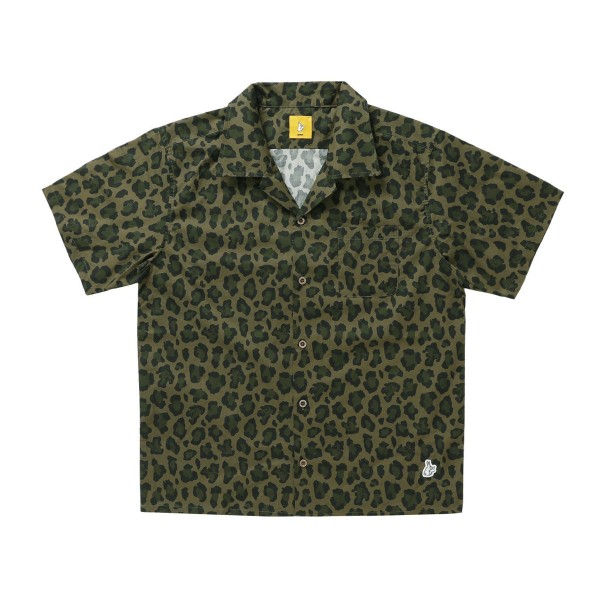 Camicia con colletto aperto in finto leopardo "Olive".